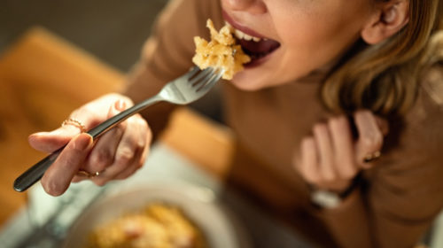 Razones poderosas para comer más lento
