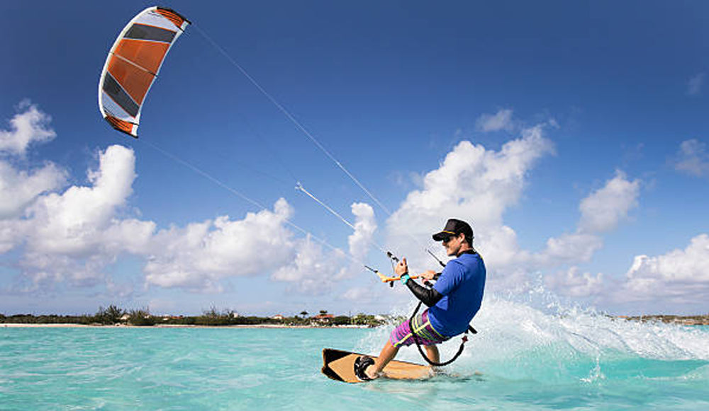 Diviértete y ponte en forma con el kitesurf