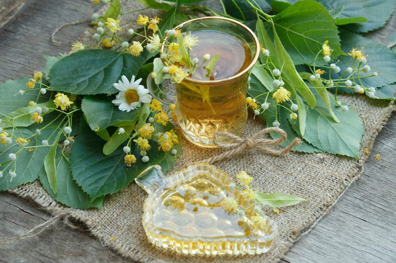 Relájate y mejora tu bienestar físico y mental con un té de tila